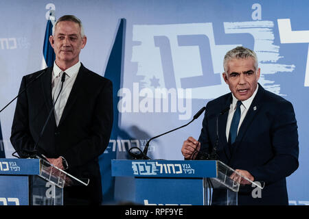 Tel Aviv, Israël. Feb 21, 2019. La résistance d'Israël Chef de parti BENNY GANTZ (L) et Yesh Atid leader YAÏR LAPID (R) annoncer officiellement leur Knesset courir à l'élection du 9 avril lors d'une conférence de presse à Tel Aviv. Le nouveau 'Blue and White Party' crée un bloc de rivaliser avec le Likoud de Netanyahu PM. Gantz et Lapid alternera comme premier ministre. Les anciens chefs d'état-major des FDI Moshe Yaalon et Gabi Ashkenazi sera aussi sur la liste. Credit : Alon Nir/Alamy Live News Banque D'Images