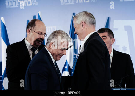 Tel Aviv, Israël. Feb 21, 2019. La résistance d'Israël Chef de parti BENNY GANTZ (deuxième à droite) et Yesh Atid leader YAÏR LAPID (2e à gauche) annoncer officiellement leur Knesset courir à l'élection du 9 avril lors d'une conférence de presse à Tel Aviv. Le nouveau 'Blue and White Party' crée un bloc de rivaliser avec le Likoud de Netanyahu PM. Gantz et Lapid alternera comme premier ministre. Les anciens chefs d'état-major des FDI Moshe Yaalon (L) et Gabi Ashkenazi (R) sera aussi sur la liste. Credit : Alon Nir/Alamy Live News Banque D'Images