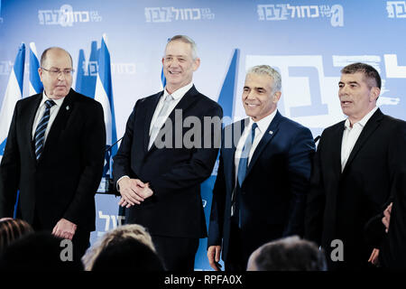 Tel Aviv, Israël. Feb 21, 2019. La résistance d'Israël Chef de parti BENNY GANTZ (2e à gauche) et Yesh Atid leader YAÏR LAPID (deuxième à droite) annoncer officiellement leur Knesset courir à l'élection du 9 avril lors d'une conférence de presse à Tel Aviv. Le nouveau 'Blue and White Party' crée un bloc de rivaliser avec le Likoud de Netanyahu PM. Gantz et Lapid alternera comme premier ministre. Les anciens chefs d'état-major des FDI Moshe Yaalon (L) et Gabi Ashkenazi (R) sera aussi sur la liste. Credit : Alon Nir/Alamy Live News Banque D'Images