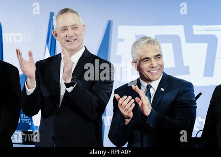 Tel Aviv, Israël. Feb 21, 2019. La résistance d'Israël Chef de parti BENNY GANTZ (L) et Yesh Atid leader YAÏR LAPID (R) annoncer officiellement leur Knesset courir à l'élection du 9 avril lors d'une conférence de presse à Tel Aviv. Le nouveau 'Blue and White Party' crée un bloc de rivaliser avec le Likoud de Netanyahu PM. Gantz et Lapid alternera comme premier ministre. Les anciens chefs d'état-major des FDI Moshe Yaalon et Gabi Ashkenazi sera aussi sur la liste. Credit : Alon Nir/Alamy Live News Banque D'Images