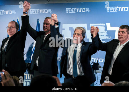 Tel Aviv, Israël. Feb 21, 2019. La résistance d'Israël Chef de parti BENNY GANTZ (2e à gauche) et Yesh Atid leader YAÏR LAPID (deuxième à droite) annoncer officiellement leur Knesset courir à l'élection du 9 avril lors d'une conférence de presse à Tel Aviv. Le nouveau 'Blue and White Party' crée un bloc de rivaliser avec le Likoud de Netanyahu PM. Gantz et Lapid alternera comme premier ministre. Les anciens chefs d'état-major des FDI Moshe Yaalon (L) et Gabi Ashkenazi (R) sera aussi sur la liste. Credit : Alon Nir/Alamy Live News Banque D'Images