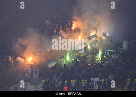 Foto Cafaro/LaPresse 21 febbraio 2019 Napoli, Italia sport calcio SSC Napoli vs FC Zurich - UEFA Europa League saison 2018/19, Sedicesimi di finale, ritorno - stadio San Paolo. Nella foto : tifosi dello Zurigo. Cafaro Photo/LaPresse 21 février 2019 Naples, Italie Sports Football SSC Napoli vs FC Zurich - UEFA Europa League saison 2018/19, ronde de 32, deuxième partie - stade San Paolo. Dans le pic : la Zurich fans montrent leur soutien. Banque D'Images