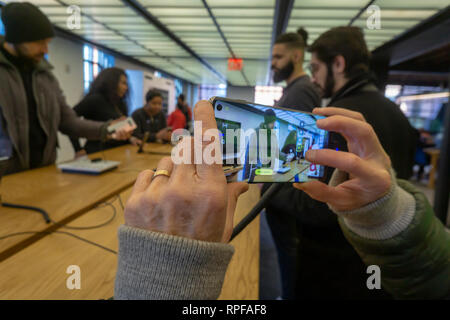 New York, USA. Feb 21, 2019. Les visiteurs de la Samsung 837 showroom dans le Meatpacking district de New York admirer le smartphone Samsung Galaxy S10 le Jeudi, Février 21, 2019. Samsung a annoncé son nouveau Galaxy S10, S10 et S10e plus le 20 février avec une sortie le 8 mars. ( © Richard B. Levine) Crédit : Richard Levine/Alamy Live News Banque D'Images