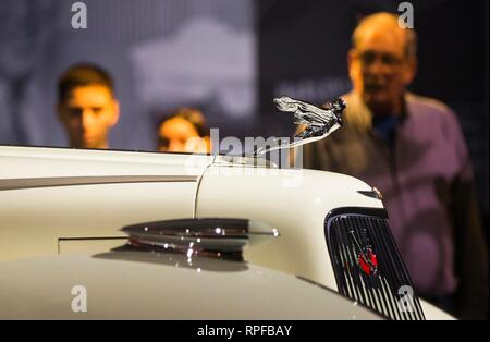 Toronto, Canada. Feb 21, 2019. Les visiteurs d'oeil à un 1937 Cadillac Series 90 Hartmann Cabriolet au temps de l'Art et l'exposition de l'Automobile 2019 Salon International de l'auto canadien (CSIA) au Metro Toronto Convention Centre, à Toronto, Canada, le 21 février 2019. Avec 15 voitures classiques et rares, l'exposition est présentée du 15 au 24 février 2019 au CIAS. Credit : Zou Zheng/Xinhua/Alamy Live News Banque D'Images