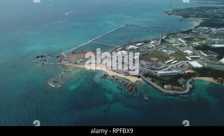 NAGO, JAPON - Février 21 : Photo prise le 21 février 2019, à partir d'un drone présente le site de réinstallation pour U.S. Marine Corps Air Station de Futenma Henoko district côtier de Nago, Okinawa Prefecture, Japon, où des travaux de remise en état des terres dans la région de progrès. Un référendum départemental est prévue pour le 24 février sur le transfert prévu de la base américaine. (Photo : Richard Atrero de Guzman/ Bla) Banque D'Images