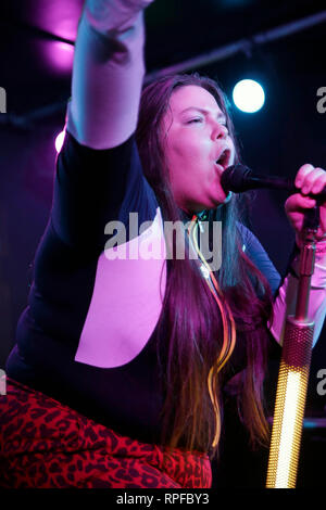 Londres, Royaume-Uni. Feb 21, 2019. Singer Anastasia Walker de Bang Bang Romeo joue sur la scène au Cœur noir à Londres pendant la tournée des âmes impies. Credit : Géorgie Taylor/Alamy Live News Banque D'Images