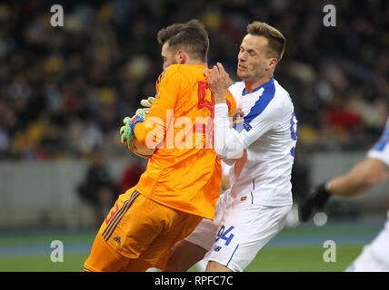 Kiev, Ukraine. Feb 21, 2019. TOMASZ KEDZIORA (R) de la dynamo et le gardien JOSE SA (L) de l'Olympiacos en action au cours de l'UEFA Europa League, ronde de 32, deuxième match de football entre la jambe et l'Olympiacos FC Dynamo Kiev, au stade Olimpiyskiy à Kiev, Ukraine, le 21 février 2019. Crédit : Serg Glovny/ZUMA/Alamy Fil Live News Banque D'Images