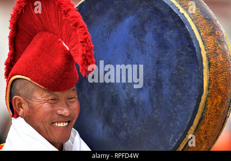 Beijing, Chine, région autonome du Tibet. Feb 19, 2019. Un moine Bouddhiste Tibétain effectue au cours d'un rituel de danse Cham au monastère dans Qoide Gonggar Comté de la préfecture de Shannan, sud-ouest de la Chine, région autonome du Tibet, le 19 février, 2019. Vêtus de costumes colorés, les lamas ne dansera à battre tambours à l'Qoide Monastère durant les célébrations du Nouvel An tibétain. Credit : Purbu Zhaxi/Xinhua/Alamy Live News Banque D'Images