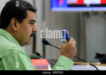 Caracas, Venezuela. Feb 22, 2019. Image fournie par la Présidence du Venezuela montre le président vénézuélien, Nicolas Maduro, avoir participé à une réunion avec le haut commandement de l'Armée bolivarienne nationale, à Caracas, capitale du Venezuela, le 21 février 2019. Maduro a ordonné jeudi sur la frontière sud du pays avec le Brésil être bouclés. La mesure sera en vigueur jusqu'à nouvel avis, le président a déclaré au cours d'une réunion avec le haut commandement de l'Armée bolivarienne nationale. Source : Xinhua/Alamy Live News Banque D'Images