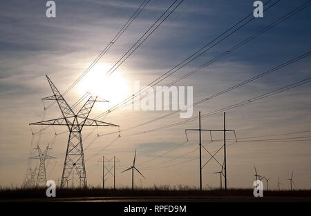 Vernon, Texas, USA. Feb 21, 2019. 18 février, 2019. Lignes de transport d'électricité venant de la 650 mégawatts, Oklaunion Power Station au sud-est de Vernon, Texas, qui est une centrale à charbon maintenant également transporter l'énergie produite par les éoliennes qui apparaissent dans le domaine de la création d'un réseau mixte. L'usine qui a commencé la production commerciale en 1986 est prévue d'être arrêté en 2020 parce que le prix de la production de charbon ne peut pas suivre avec les énergies renouvelables. Credit : Ralph Lauer/ZUMA/Alamy Fil Live News Banque D'Images