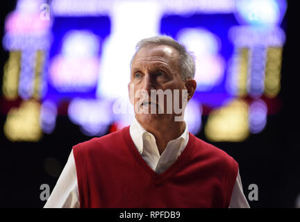 Nashville, Tennessee, USA. Feb 21, 2019. L'entraîneur-chef Rick est rétroéclairé Byrd par le tableau de bord au cours de la jeu de basket-ball de NCAA entre l'Est de l'Illinois Panthers et les Bruins de Belmont à freiner Event Center de Nashville, Tennessee. Austyn McFadden/CSM/Alamy Live News Banque D'Images