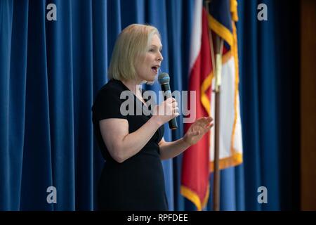 United States Sen. Kirsten Gillibrand, un démocrate de New York, parle aux étudiants au cours d'une assemblée générale à l'Ann Richards école pour jeunes femmes leaders à Austin alors que sur une collecte de fonds à travers le Texas swing. Gillibrand, 52 ans, a annoncé sa candidature pour l'investiture présidentielle Démocrate de 2020 en janvier 2019. Banque D'Images