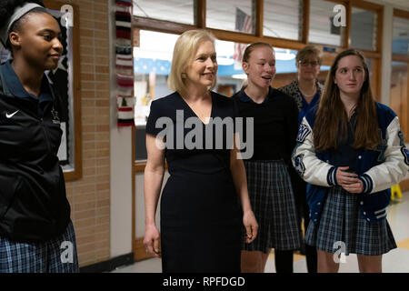 Lycéens leaders escort United States Sénateur Kirsten Gillibrand, un démocrate de New York, lors de sa visite à l'Ann Richards école pour jeunes femmes leaders d'Austin. Gillibrand, 52 ans, a annoncé sa candidature pour l'investiture présidentielle Démocrate de 2020, le mois dernier. Banque D'Images