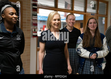 Lycéens leaders escort United States Sénateur Kirsten Gillibrand, un démocrate de New York, lors de sa visite à l'Ann Richards école pour jeunes femmes leaders d'Austin. Gillibrand, 52 ans, a annoncé sa candidature pour l'investiture présidentielle Démocrate de 2020, le mois dernier. Banque D'Images