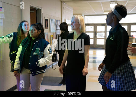 Lycéens leaders escort United States Sénateur Kirsten Gillibrand, un démocrate de New York, lors de sa visite à l'Ann Richards école pour jeunes femmes leaders d'Austin. Gillibrand, 52 ans, a annoncé sa candidature pour l'investiture présidentielle Démocrate de 2020, le mois dernier. Banque D'Images