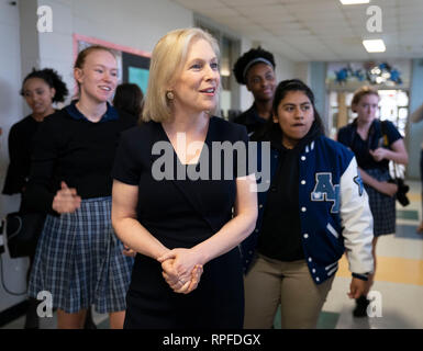 Lycéens leaders escort United States Sénateur Kirsten Gillibrand, un démocrate de New York, lors de sa visite à l'Ann Richards école pour jeunes femmes leaders d'Austin. Gillibrand, 52 ans, a annoncé sa candidature pour l'investiture présidentielle Démocrate de 2020, le mois dernier. Banque D'Images