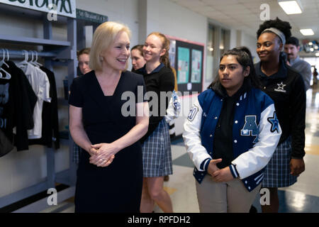 Lycéens leaders escort United States Sénateur Kirsten Gillibrand, un démocrate de New York, lors de sa visite à l'Ann Richards école pour jeunes femmes leaders d'Austin. Gillibrand, 52 ans, a annoncé sa candidature pour l'investiture présidentielle Démocrate de 2020, le mois dernier. Banque D'Images