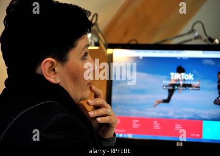 Varsovie, Pologne. Feb 13, 2019. Barbara Gizeh, chef de faculté de journalisme de l'Université de SWP dans Sciences Humaines, parcourt la page web TikTok dans son bureau à Varsovie, Pologne, le 13 février 2019. Credit : Shi Zhongyu/Xinhua/Alamy Live News Banque D'Images