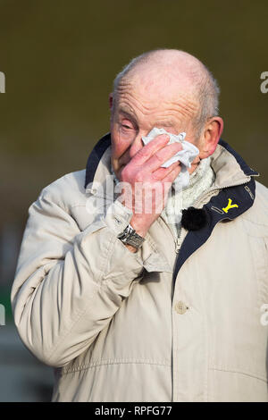 Sheffield, South Yorkshire, UK. Feb 22, 2019. Tony Foulds vagues et en larmes pendant le défilé aérien à Mi Amigo Endcliffe Park, photo de crédit : Richard Holmes/Alamy Live News Banque D'Images