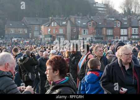 Mi Amigo 75e anniversaire, Endcliffe Park, Sheffield, Yorkshire, Angleterre. Le 22 février 2019. Des milliers de personnes se retrouvent dans le quartier d'Endcliffe Park pour honorer les 10 hommes d'équipage du B-17 Flying Fortress, 'Mi Amigo", qui s'est écrasé il y a 75 ans. L'avion a été touché lors d'un bombardement sur le Danemark. Il boitait en Angleterre, mais s'est écrasé tuant tout l'équipage, lorsque le pilote a délibérément écrasé dans une zone boisée à côté du parc afin d'éviter que les enfants qui jouaient là. Un service a eu lieu, suivie d'un défilé aérien d'avions britanniques et américains. Copyright Ian Wray/Alamy live news Banque D'Images