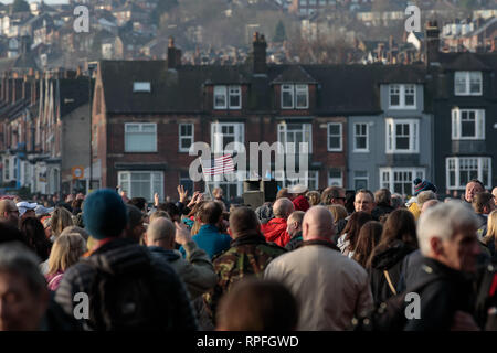 Mi Amigo 75e anniversaire, Endcliffe Park, Sheffield, Yorkshire, Angleterre. Le 22 février 2019. Des milliers de personnes se retrouvent dans le quartier d'Endcliffe Park pour honorer les 10 hommes d'équipage du B-17 Flying Fortress, 'Mi Amigo", qui s'est écrasé il y a 75 ans. L'avion a été touché lors d'un bombardement sur le Danemark. Il boitait en Angleterre, mais s'est écrasé tuant tout l'équipage, lorsque le pilote a délibérément écrasé dans une zone boisée à côté du parc afin d'éviter que les enfants qui jouaient là. Un service a eu lieu, suivie d'un défilé aérien d'avions britanniques et américains. Copyright Ian Wray/Alamy live news Banque D'Images