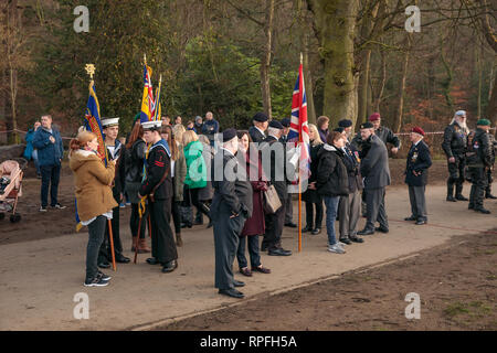 Mi Amigo 75e anniversaire, Endcliffe Park, Sheffield, Yorkshire, Angleterre. Le 22 février 2019. Des milliers de personnes se retrouvent dans le quartier d'Endcliffe Park pour honorer les 10 hommes d'équipage du B-17 Flying Fortress, 'Mi Amigo", qui s'est écrasé il y a 75 ans. L'avion a été touché lors d'un bombardement sur le Danemark. Il boitait en Angleterre, mais s'est écrasé tuant tout l'équipage, lorsque le pilote a délibérément écrasé dans une zone boisée à côté du parc afin d'éviter que les enfants qui jouaient là. Un service a eu lieu, suivie d'un défilé aérien d'avions britanniques et américains. Copyright Ian Wray/Alamy live news Banque D'Images