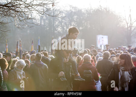 Mi Amigo 75e anniversaire, Endcliffe Park, Sheffield, Yorkshire, Angleterre. Le 22 février 2019. Des milliers de personnes se retrouvent dans le quartier d'Endcliffe Park pour honorer les 10 hommes d'équipage du B-17 Flying Fortress, 'Mi Amigo", qui s'est écrasé il y a 75 ans. L'avion a été touché lors d'un bombardement sur le Danemark. Il boitait en Angleterre, mais s'est écrasé tuant tout l'équipage, lorsque le pilote a délibérément écrasé dans une zone boisée à côté du parc afin d'éviter que les enfants qui jouaient là. Un service a eu lieu, suivie d'un défilé aérien d'avions britanniques et américains. Copyright Ian Wray/Alamy live news Banque D'Images