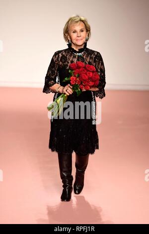 Milan, Italie. Feb 22, 2019. Femme Milan Fashion Week automne/hiver. Blumarine 2019/2020 Fashion Show. Fashion femme dans la photo : la designer Anna Molinari : indépendant Crédit Photo Agency Srl/Alamy Live News Banque D'Images
