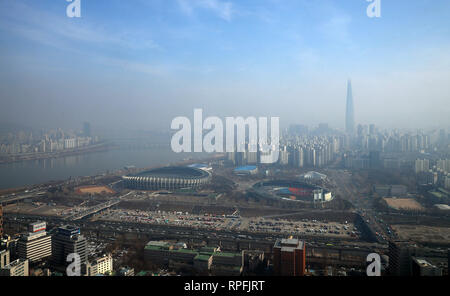 Séoul, Corée du Sud. Feb 22, 2019. Photo prise le 22 février 2019 présente le Lotte World Tour et autres bâtiments entourés de smog dans Séoul, Corée du Sud. Credit : Wang Jingqiang/Xinhua/Alamy Live News Banque D'Images