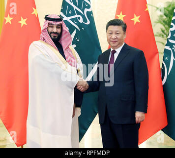 Beijing, Chine. Feb 22, 2019. Le président chinois Xi Jinping (R) rencontre avec Mohammed bin Salman Al Saoud, prince héritier de l'Arabie saoudite, dans le Grand Hall du Peuple à Beijing, capitale de Chine, le 22 février 2019. Credit : Liu Weibing/Xinhua/Alamy Live News Banque D'Images