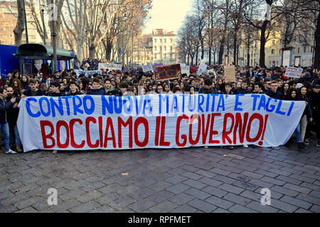 Turin, Italie. 22 février 2019. Les étudiants protestent contre les coupures dans les écoles italiennes et la décrépitude des bâtiments scolaires. MLBARIONA/Alamy Live News Banque D'Images