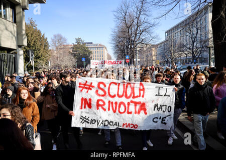 Turin, Italie. 22 février 2019. Les étudiants protestent contre les coupures dans les écoles italiennes et la décrépitude des bâtiments scolaires. MLBARIONA/Alamy Live News Banque D'Images