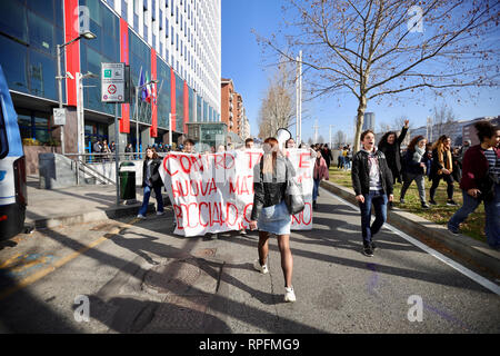 Turin, Italie. 22 février 2019. Les étudiants protestent contre les coupures dans les écoles italiennes et la décrépitude des bâtiments scolaires. MLBARIONA/Alamy Live News Banque D'Images