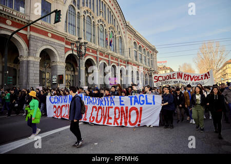 Turin, Italie. 22 février 2019. Les étudiants protestent contre les coupures dans les écoles italiennes et la décrépitude des bâtiments scolaires. MLBARIONA/Alamy Live News Banque D'Images