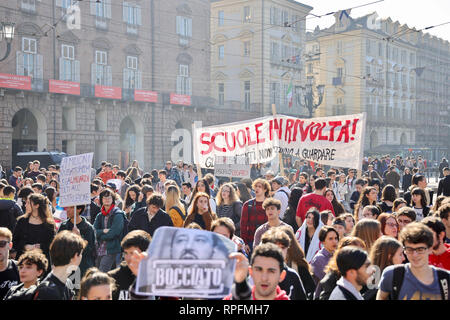 Turin, Italie. 22 février 2019. Les étudiants protestent contre les coupures dans les écoles italiennes et la décrépitude des bâtiments scolaires. MLBARIONA/Alamy Live News Banque D'Images
