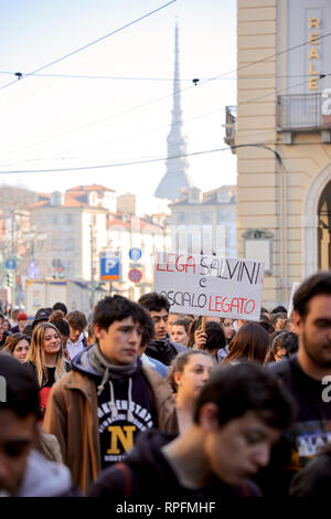 Turin, Italie. 22 février 2019. Les étudiants protestent contre les coupures dans les écoles italiennes et la décrépitude des bâtiments scolaires. MLBARIONA/Alamy Live News Banque D'Images