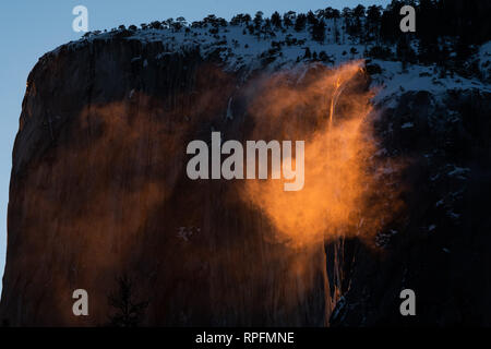 (190222) -- YOSEMITE NATIONAL PARK, le 22 février 2019 (Xinhua) -- Photo prise le 21 février 2019 montre les "applications métiers" au Yosemite National Park en Californie, aux États-Unis. Le phénomène "applications métiers", ce qui se produit chaque année, en février, se produit lorsque le soleil frappe la prêle Automne à l'angle droit. (Xinhua/Qian Weizhong) Banque D'Images