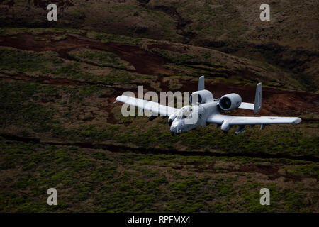 La U.S. Air Force A-10 Thunderbolt II Phacochère aéronefs affectés à la 442e Escadre de chasse survole les îles Hawaii au cours de la formation d'escorte avec l'escadron 268 à rotors basculants Support Marine, 21 février 2019 à Hawaï. Banque D'Images