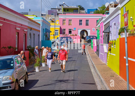 Balades touristiques sur rue principale de façades colorées des maisons à Bo Kaap, Cape Town. Banque D'Images
