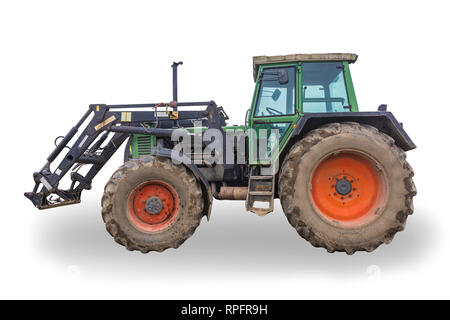 Vue latérale d'un tracteur puissant conçu pour divers travaux sur une ferme du pays. Salon fermé, roues rouges. Isolé photo.L'équipement pour une ferme laitière. Banque D'Images