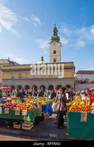 Zagreb, Croatie - 29 décembre 2018. Les clients à faire leurs achats pour les fruits et légumes au marché de Dolac, dans le centre de Zagreb Banque D'Images