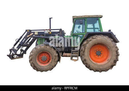 Vue latérale d'un tracteur puissant conçu pour divers travaux sur une ferme du pays. Salon fermé, roues rouges. Isolé photo.L'équipement pour une ferme laitière. Banque D'Images