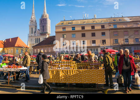 Zagreb, Croatie - 29 décembre 2018. Les clients à faire leurs achats pour les fruits, les légumes et le miel au marché de Dolac, dans le centre de Zagreb Banque D'Images