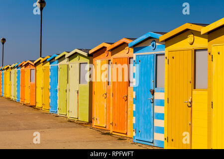 Public en bois pour se changer sur la plage. Changer de chambre colorée. Concept de vacances Banque D'Images