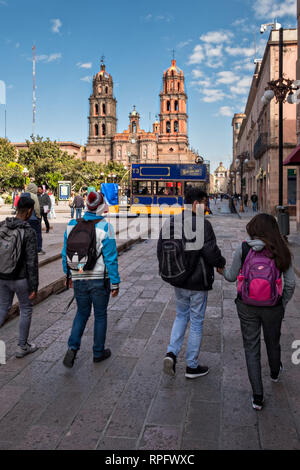 Les jeunes élèves marcher dans la Plaza de Armas en direction de la cathédrale de San Luis Potosi dans le centre historique de la capitale de l'État de San Luis Potosi, au Mexique. Aussi connu sous le nom de San Luis Potosi Cathédrale métropolitaine, c'est examiner le monument le plus important de l'état et le premier bâtiment de style baroque construit en 1670 sur l'emplacement d'une première église paroissiale construite en 1593. Banque D'Images
