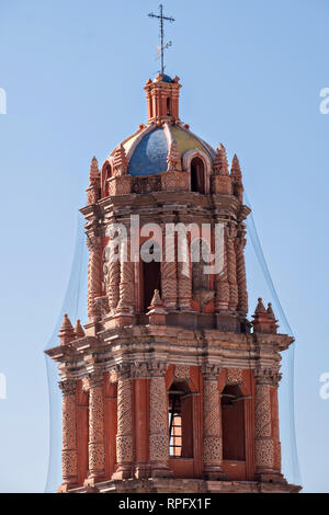 D'un clocher sur le style baroque Cathédrale de San Luis Potosi dans le centre historique sur la Plaza de Armas dans la capitale de l'État de San Luis Potosi, au Mexique. Aussi connu sous le nom de San Luis Potosi Cathédrale métropolitaine, c'est examiner le monument le plus important de l'état et le premier bâtiment de style baroque construit en 1670 sur l'emplacement d'une première église paroissiale construite en 1593. Banque D'Images