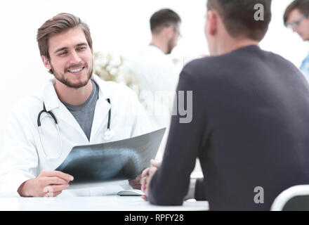 Les médecins de discuter avec le patient le x-ray Banque D'Images