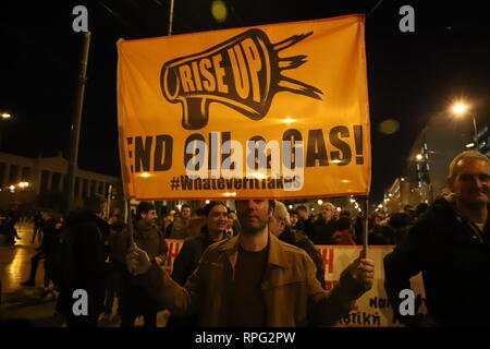 Athènes, Grèce. Feb 21, 2019. Manifestation à Athènes contre les plans d'extraction d'hydrocarbures à travers toute la Grèce, affirmant qu'il s'agit d'une destruction de l'écosystème. Crédit : George/Panagakis Pacific Press/Alamy Live News Banque D'Images