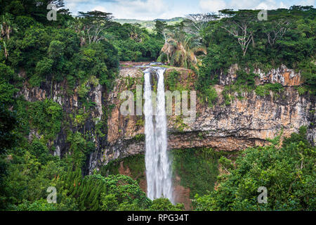 Voir l'eau cascade de Chamarel à tomber de la falaise, entouré par une forêt tropicale à l'Ile Maurice Banque D'Images