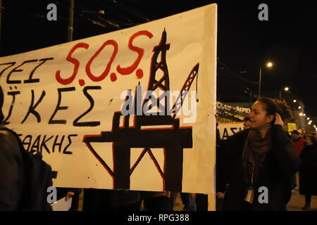 Athènes, Grèce. Feb 21, 2019. Manifestation à Athènes contre les plans d'extraction d'hydrocarbures à travers toute la Grèce, affirmant qu'il s'agit d'une destruction de l'écosystème. Crédit : George/Panagakis Pacific Press/Alamy Live News Banque D'Images